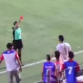 VÍDEO: árbitra é agredida no rosto em jogo de futebol na Colômbia imagem