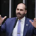 Vai romper? Eduardo Bolsonaro ataca Tarcísio de Freitas nas redes imagem