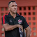 Velho conhecido retorna à comissão técnica do Vitória; veja quem é imagem