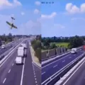 Vídeo: avião cai em rodovia na Itália e deixa dois mortos imagem