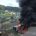 Vídeo: caminhão atinge fio de alta tensão e pega fogo na Bahia imagem