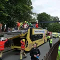 Vídeo: teto de ônibus de dois andares é arrancado ao colidir com ponte imagem