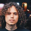 Vitão vive romance secreto com cantora baiana; conheça a moça imagem