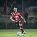 Vitória acumula desfalques e não terá lateral de origem contra o São Paulo imagem