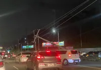 Acidente: carro bate em poste e deixa região do Imbuí sem energia