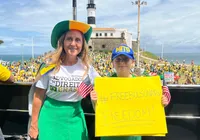 Advogada leva filho a ato em defesa de Bolsonaro no Farol da Barra imagem