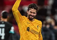 Alisson é indicado ao Troféu Yashin de melhor goleiro na Bola de Ouro