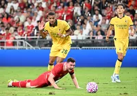 Alvo do Flamengo brilha e Milan bate o Liverpool em amistoso