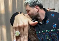 Anitta surge com anel de noivado e J Balvin comemora momento