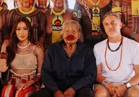 Anitta vira piada ao visitar aldeia indígena: “Rebolar pros índios”