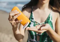 Anvisa suspende venda de protetor solar e outros cosméticos no Brasil