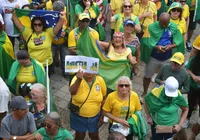 Apoiadores fazem coro por Bolsonaro e anistia na Barra imagem