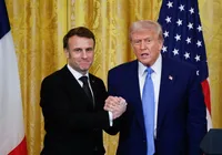 Após tarifaço, Macron fala em buscar acordo "aceitável" com Trump imagem