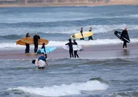 Ataque de tubarão mata surfista e fecha praias no norte de Sydney imagem