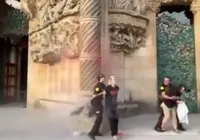 Ativistas jogam tinta na fachada da Sagrada Família de Barcelona imagem