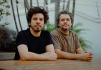 Banda Vanguart traz show acústico da turnê Dois Cantos a Salvador