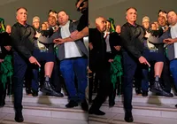 Bolsonaro vai a culto evangélico e tenta esconder tornozeleira; veja imagem