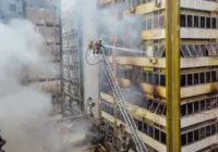 Bombeiros atuam para extinguir focos de incêndio no Comércio