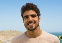 Caio Castro surpreende ao assumir namoro com ex-atriz da Globo