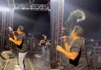 Cantor sai sangrando ao ser atingido por lata em show