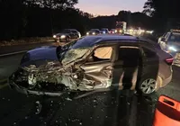 Cantor sertanejo sofre acidente e tem carro destruído