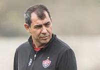 Carille destaca conhecimento do elenco e projeta retomada do Vitória imagem