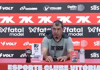 Carille se irrita com jornalista após ser confundido com Carpini
