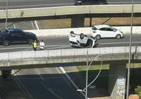 Carro capota em viaduto e trânsito fica lento no Canela imagem