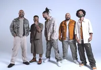 Celebrando 20 anos, Maneva faz revelação sobre música famosa: "A dedo" imagem