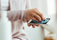 Celular sujo pode ser foco de doenças; veja como higienizar direito imagem
