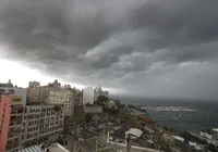 Ciclone extratropical chega ao Brasil e provoca alerta de ventos fortes