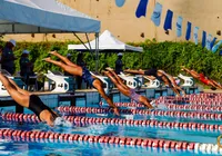 Conheça o Troféu Fita Azul, torneio que reúne netos e avós na piscina