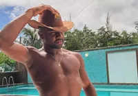 Davi Brito abaixa a calça, fica de sunga e detalhe chama atenção