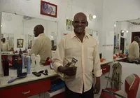 De Ray Charles a barbeiro: conheça Samuka, que mora no Costa Azul há 40 anos