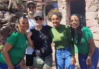 De férias, Adriana Esteves e Vladimir Brichta desbravam cidade baiana