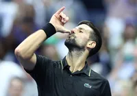 Djokovic elimina Fritz e faz dancinha em homenagem à filha no US Open imagem