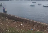 Dois corpos são encontrados boiando em praia no Lobato imagem