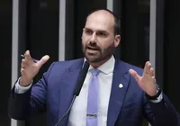 Eduardo Bolsonaro abre mão de mandato para ficar no exterior imagem