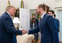 Eduardo Bolsonaro exige anistia para negociar 'tarifaço' de Trump imagem