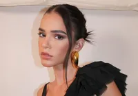 Ex e atual de Bruna Marquezine usam roupas iguais na festa dela