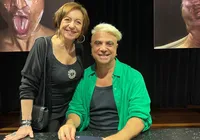 Fause Haten lança livro com presença de amigos e fãs