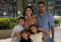 Felipe Simas elogia esposa por dedicação total aos filhos e volta atrás imagem