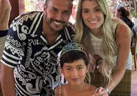 Filho de jogador sofre ataques na web após usar vestido em festa imagem