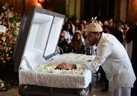 Francisco Gil presta última homenagem a Preta Gil durante velório