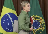 Gleisi reage após Tarcísio prometer perdão a Bolsonaro: “Fantoche"