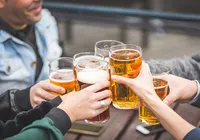 Happy Hour deve ficar mais caro com tarifaço dos EUA; entenda imagem