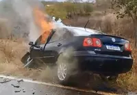 Homem resgata duas pessoas de carro em chamas após colisão na Bahia imagem