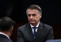 Imagem mostra Bolsonaro utilizando tornozeleira eletrônica; veja imagem