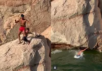 Influenciador joga filho de penhasco e causa polêmica; assista imagem