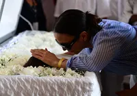 Ivete Sangalo 'conversa' com Preta Gil em momento íntimo no velório